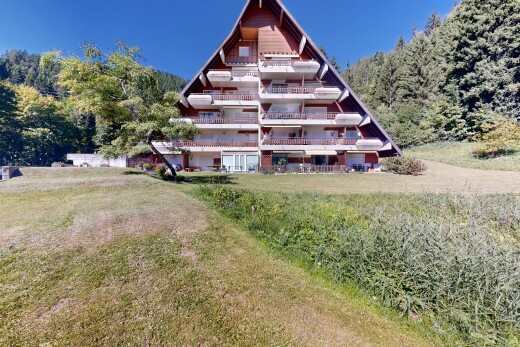 extérieur du bâtiment avec day time et property visible