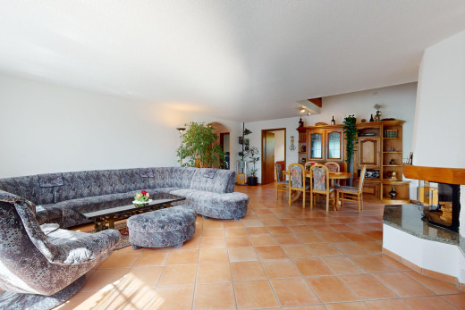 wohn- / esszimmer mit fliesenboden