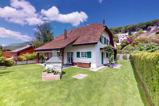 außenansicht mit terrasse und rasen