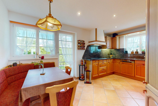 küche mit bogenförmige schränke, dunstabzugshaube, hochgezogene schränke, und natürliches licht