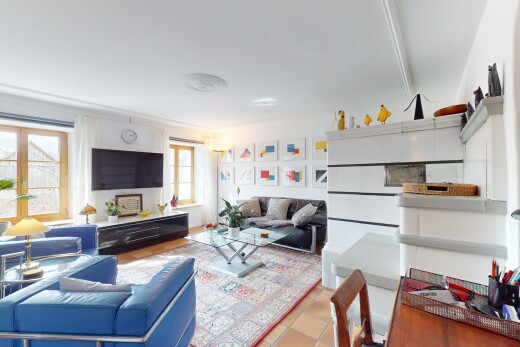 wohnzimmer mit gipskartonwand, fliesenboden, natürliches licht, und fernseher