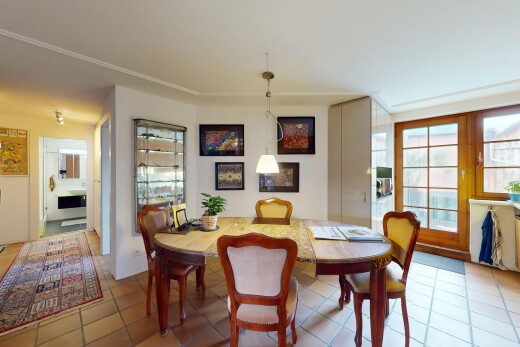 esszimmer mit natürliches licht, gipskartonwand, und fliesenboden