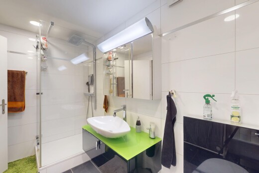 bad mit schminktisch, waschbecken, komplettes badezimmer, dusche, und spiegel