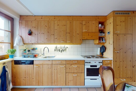 küche mit waschbecken, küchenrückwand beim herd, natürliches licht, lüftungsgitter, und ofen