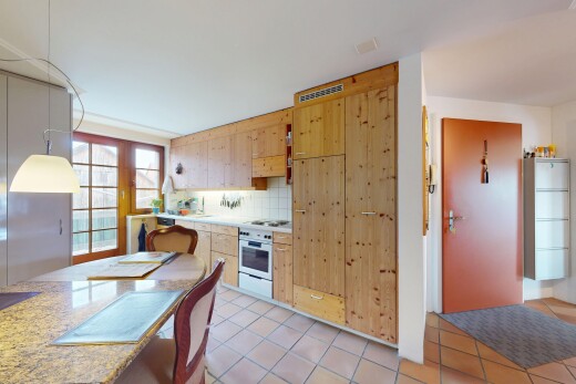 küche mit fliesenboden, natürliches licht, arbeitsplatten, und ofen