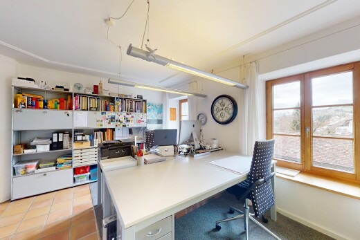 büro mit bürobereich, fernseher, natürliches licht, und gipskartonwand