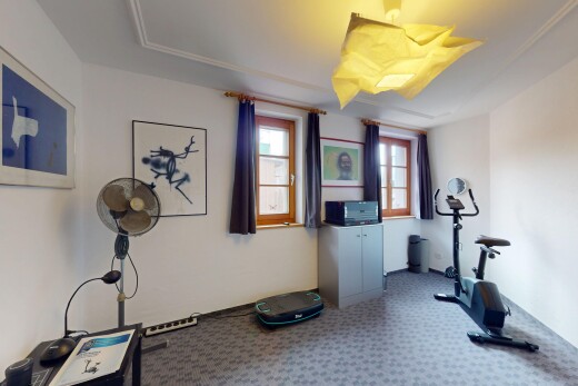 fitnessstudio mit natürliches licht, teppich, und gipskartonwand