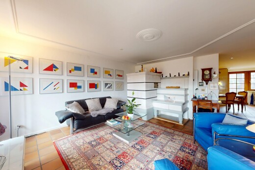 wohnzimmer mit fliesenboden, natürliches licht, und gipskartonwand