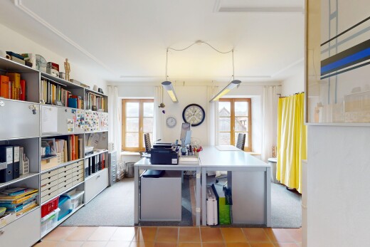 küche mit bürobereich, natürliches licht, gipskartonwand, und fliesenboden