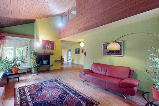wohnzimmer mit hohe decke, high ceiling, inside property, holzfußboden, und wood finish floor