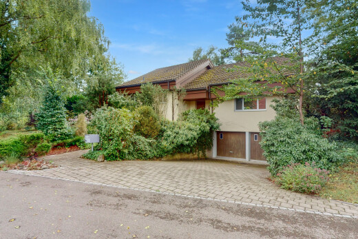 außenansicht mit property visible und day time
