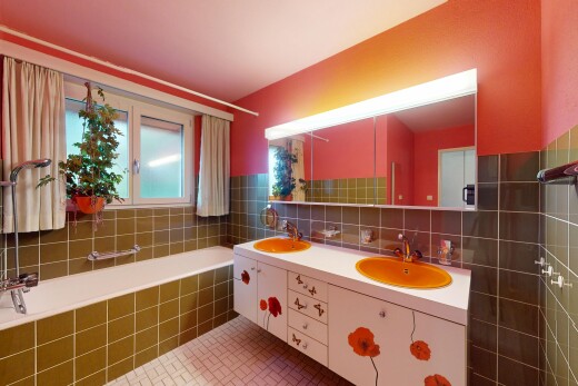 bad mit komplettes badezimmer, spiegel, doppelwaschtisch, bad, und inside property