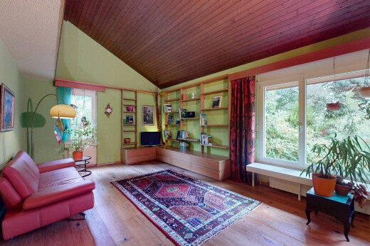 wohnzimmer mit vaulted ceiling, dachschräge, inside property, natural light, und natürliches licht