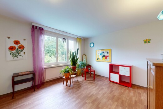 wohnzimmer mit gipskartonwand, drywall, holzfußboden, wood finish floor, und natürliches licht