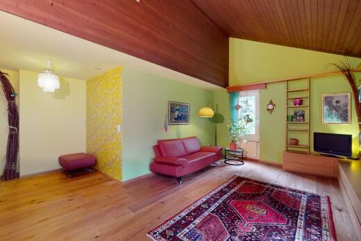 wohnzimmer mit inside property, gipskartonwand, drywall, fernseher, und dachschräge