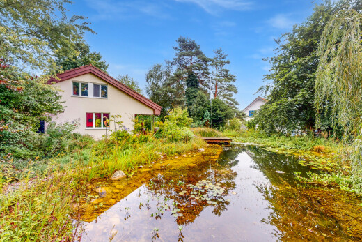 außenansicht mit day time, stuckverkleidung, seesicht, water view, und property visible
