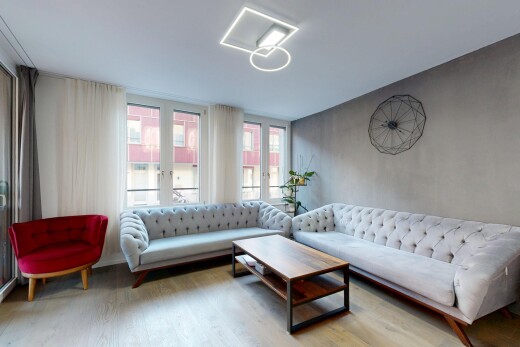 salon avec lumière naturelle, inside property, sol en finition bois, et wood finish floor
