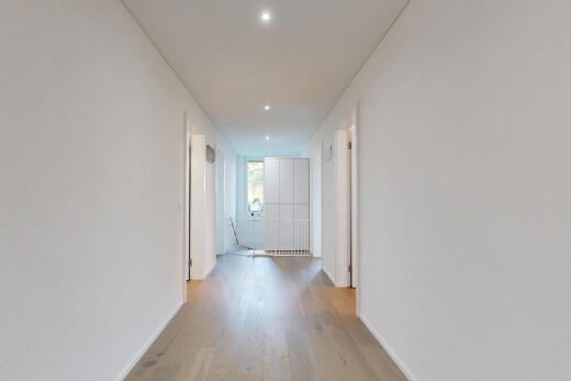 couloir avec éclairage encastré, sol en finition bois, wood finish floor, light floor, et inside property