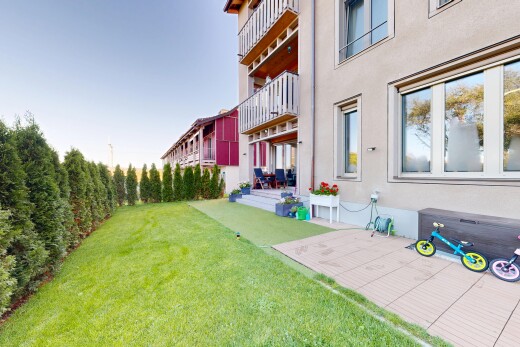 jardin avec pelouse et balcon