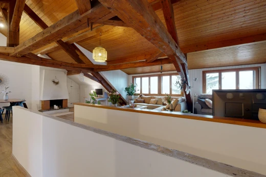 cuisine avec plafond voûté, poutres apparentes, espace à vivre ouvert, suspension, et plafond de bois