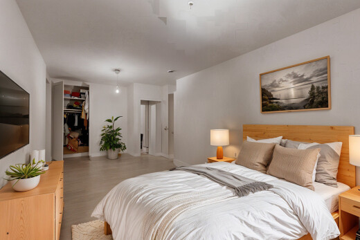 chambre avec télévision, placard, et dressing