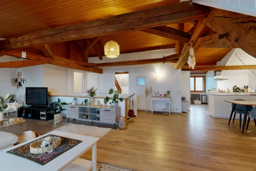 cuisine avec télévision, plafond voûté, poutres apparentes, suspension, et plafond de bois