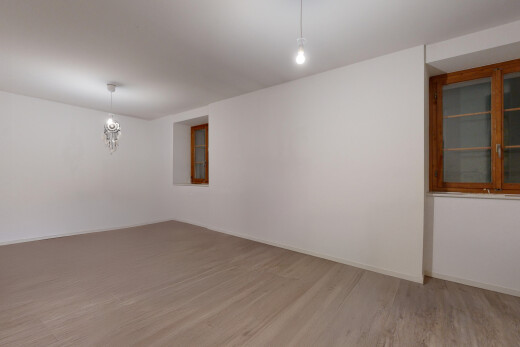 pièce vide avec plancher de bois