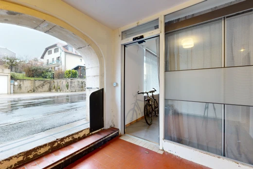 espace intérieur avec lumière naturelle et placard