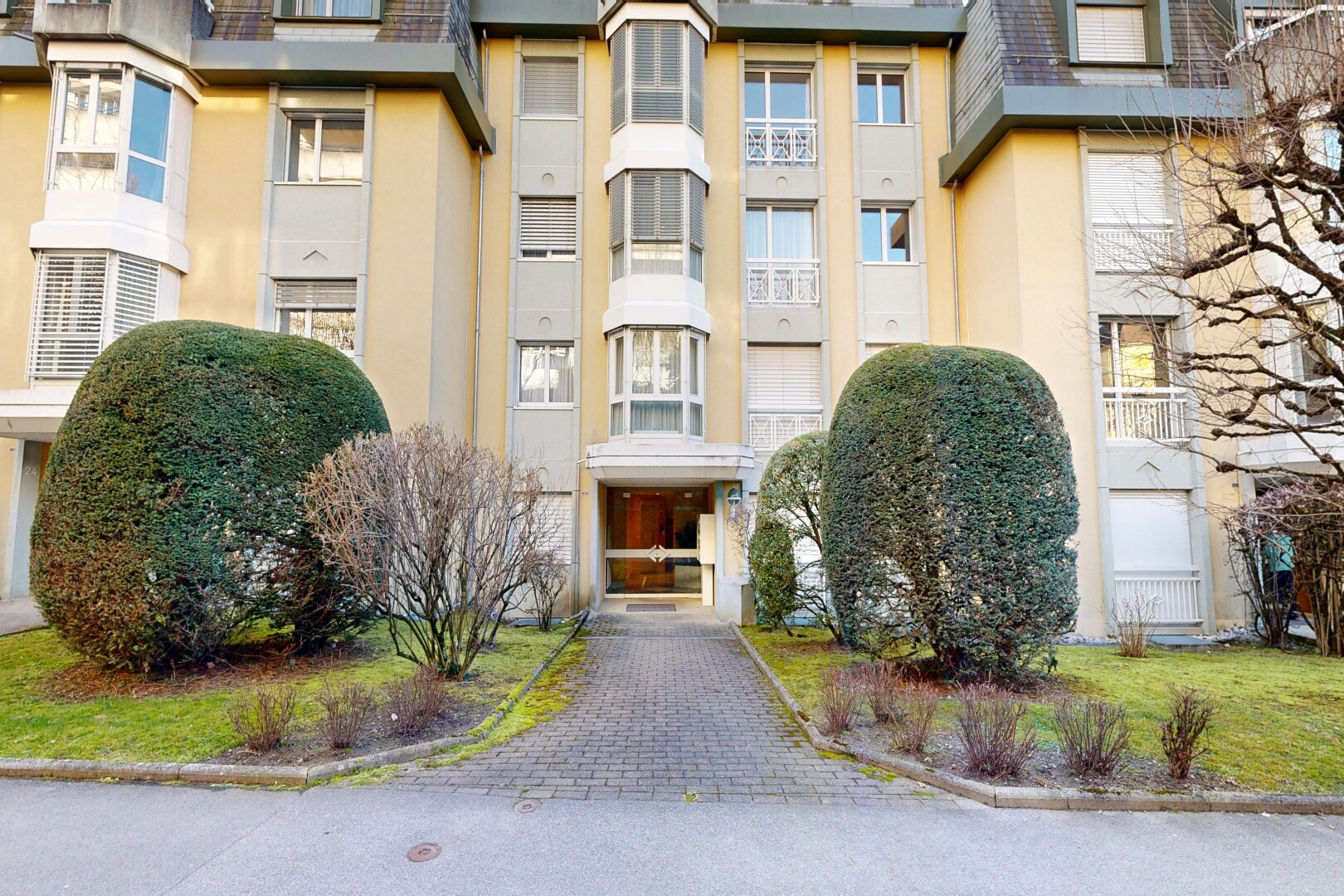 view of apartment building / complex