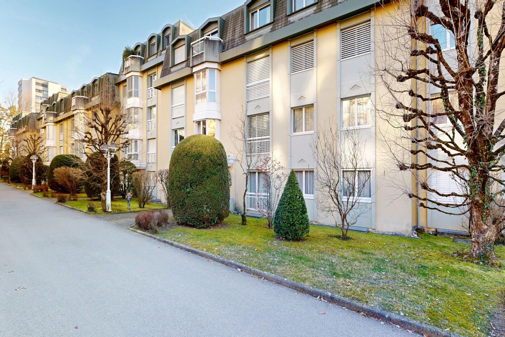 view of apartment building / complex