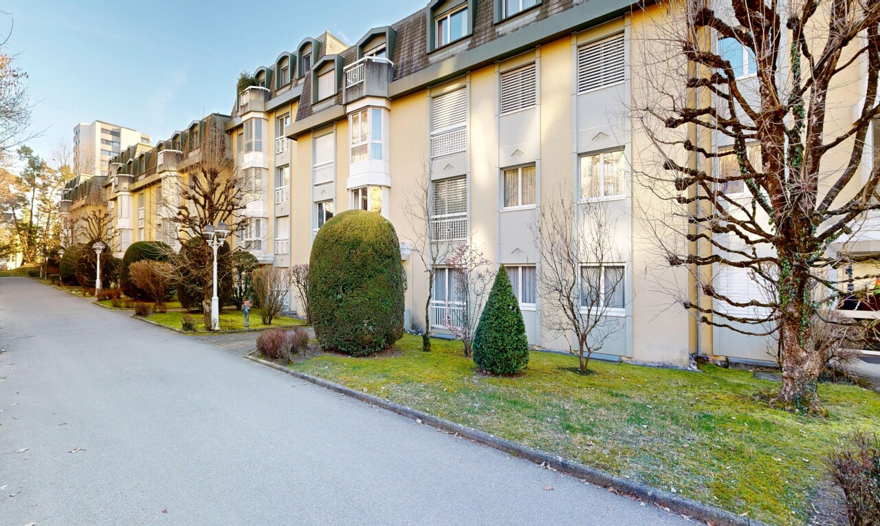 view of apartment building / complex