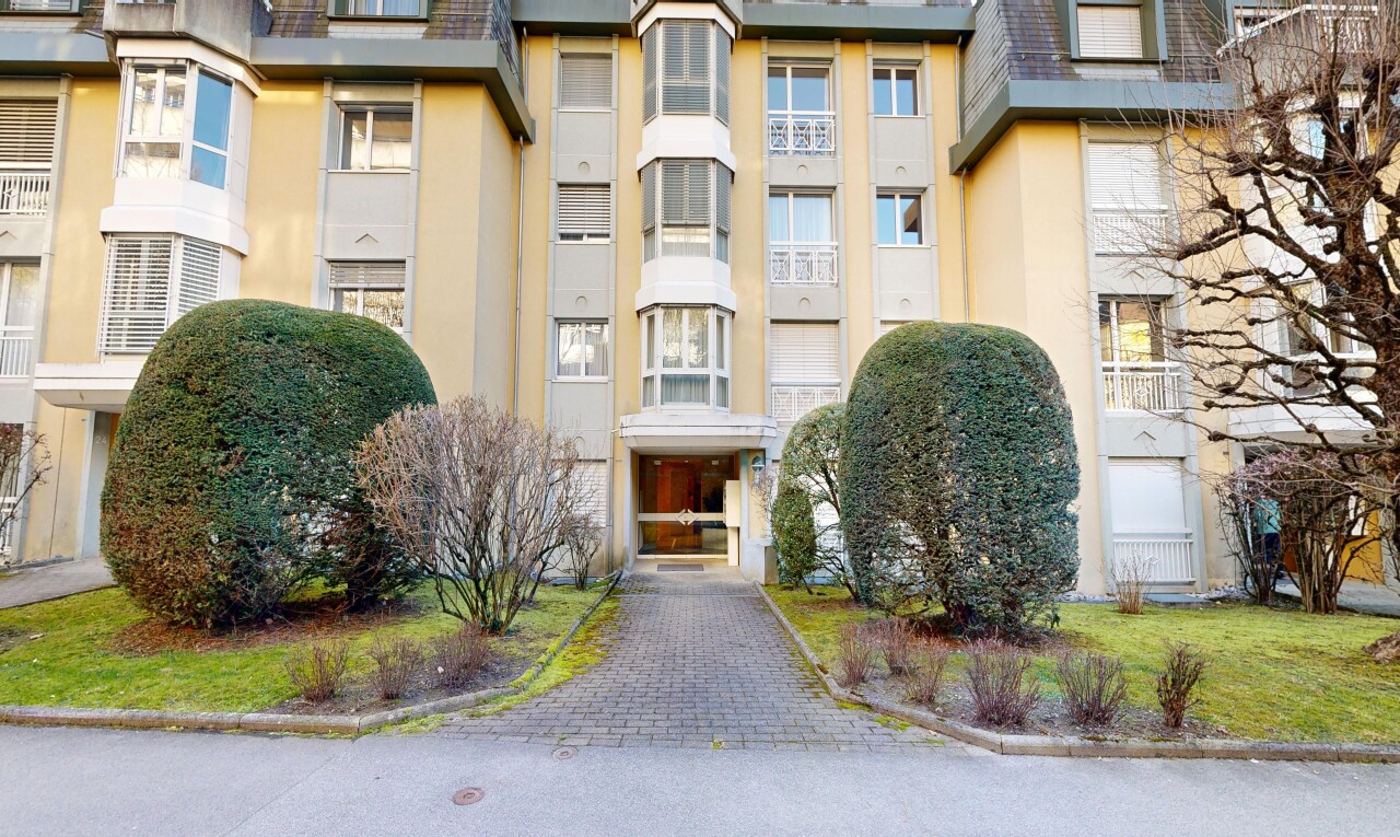 view of apartment building / complex