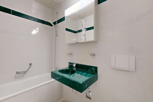 salle de bains avec miroir, inside property, salle de bain complète, douche-bain combinés, et évier