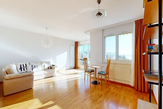 salon / salle à manger avec sol en finition bois, wood finish floor, cloison sèche, drywall, et inside property