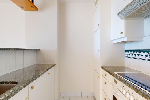 cuisine avec dosseret, backsplash, dark countertops, hotte, et inside property