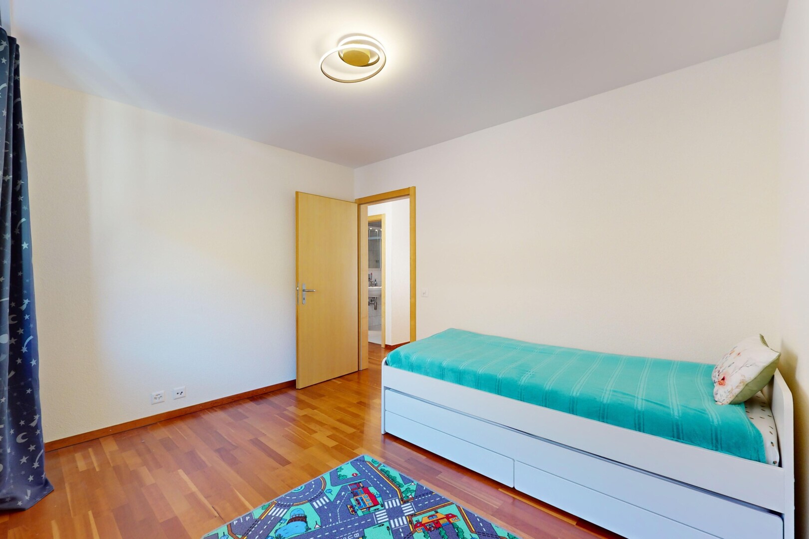 chambre avec plancher de bois