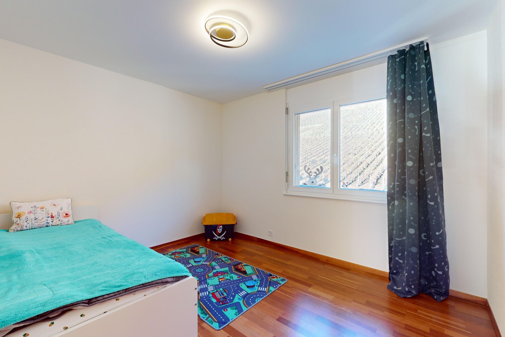 chambre avec lumière naturelle et plancher de bois