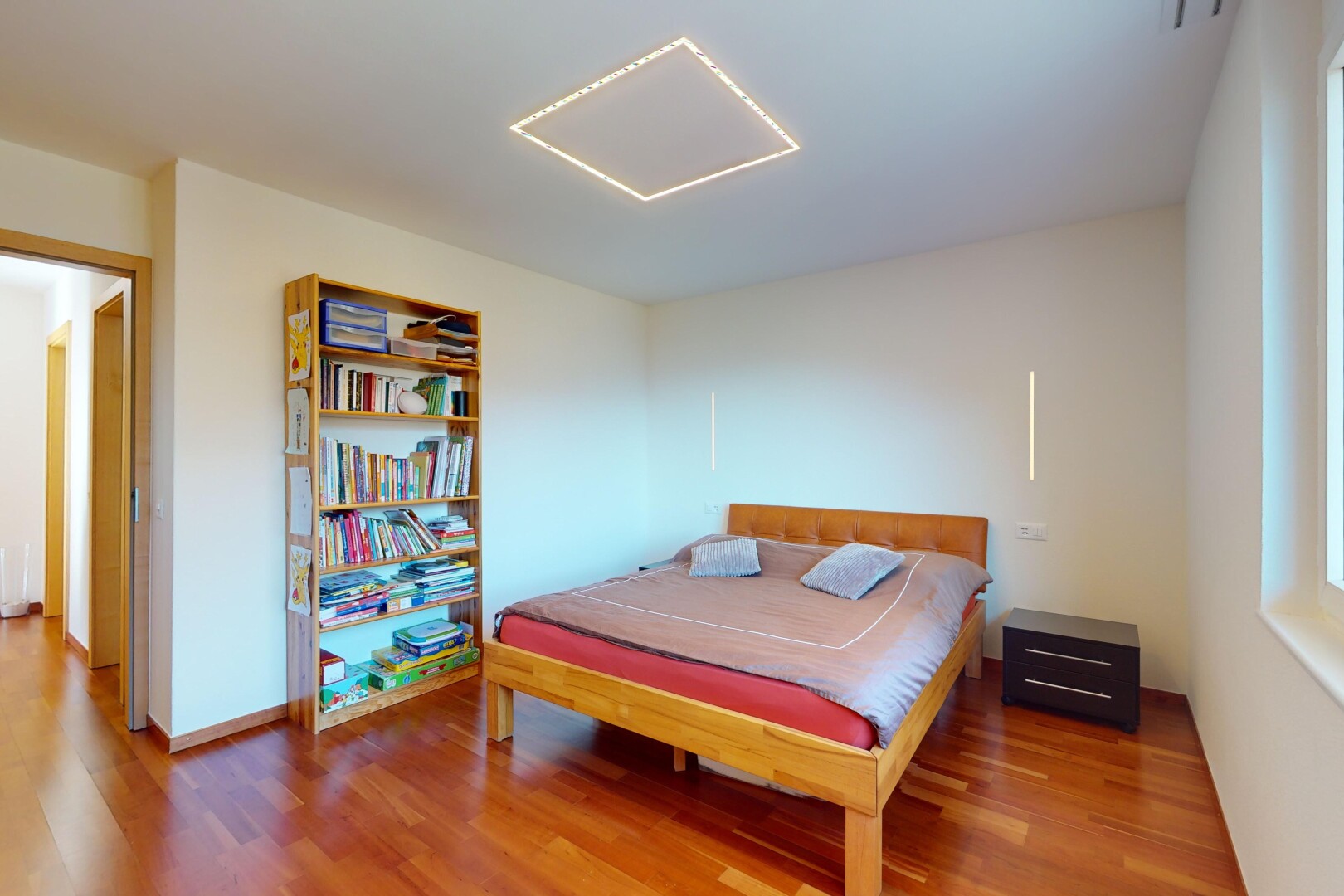 chambre avec plancher de bois