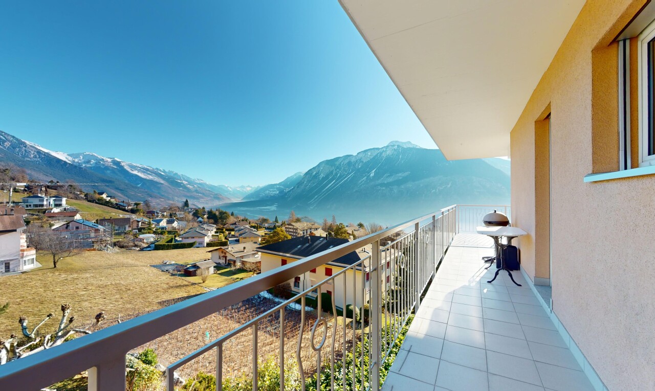 balcon avec balcon, vue sur la montagne, et vue résidentielle
