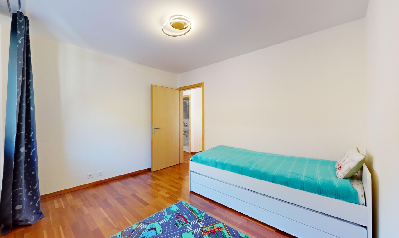 chambre avec plancher de bois