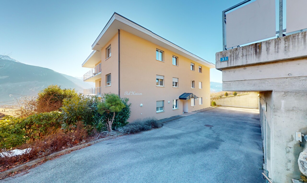 extérieur du bâtiment avec vue sur la montagne