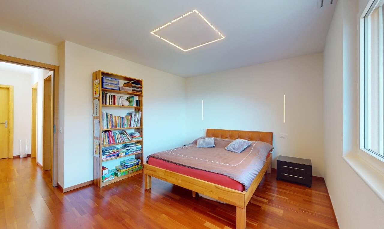chambre avec plancher de bois