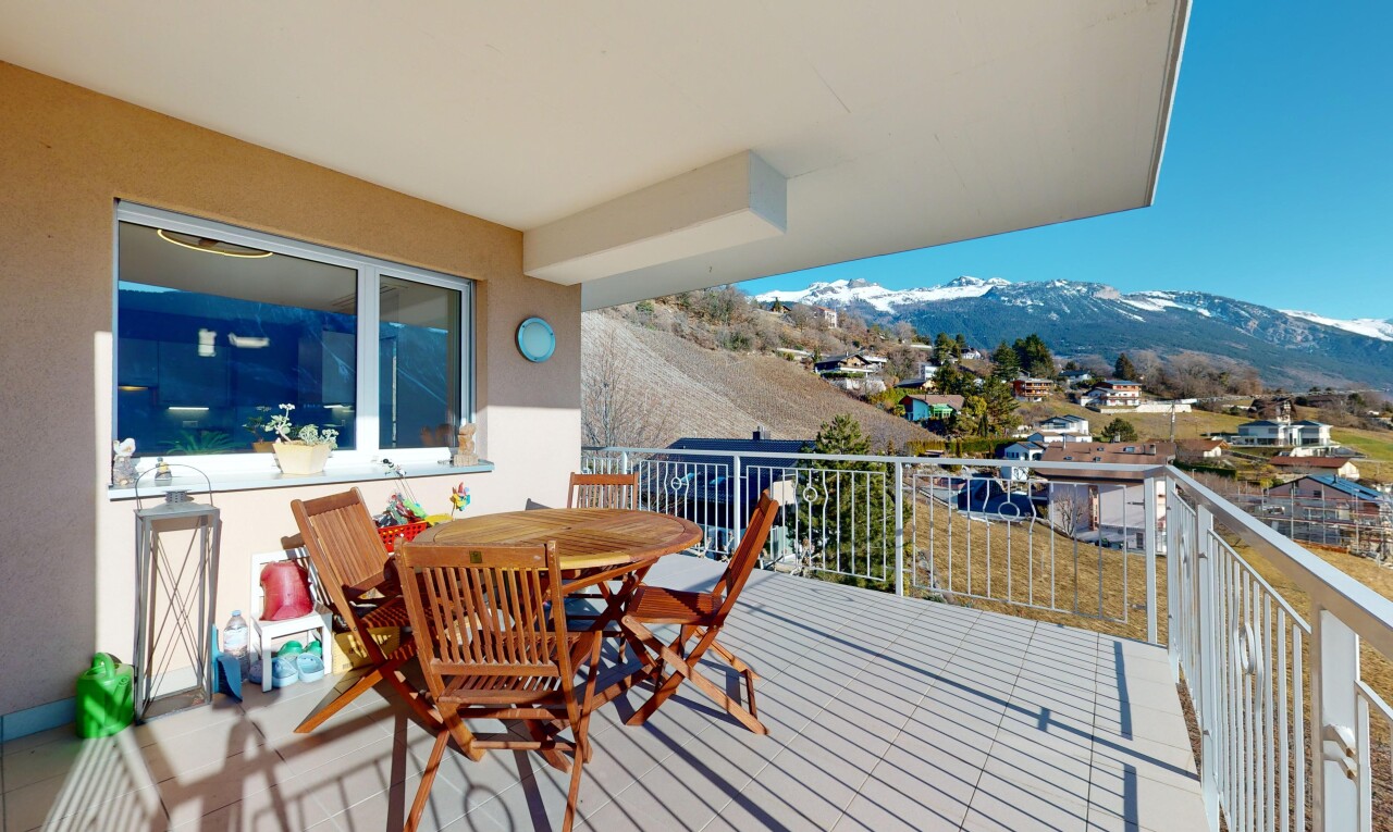 terrasse avec vue sur la montagne et balcon