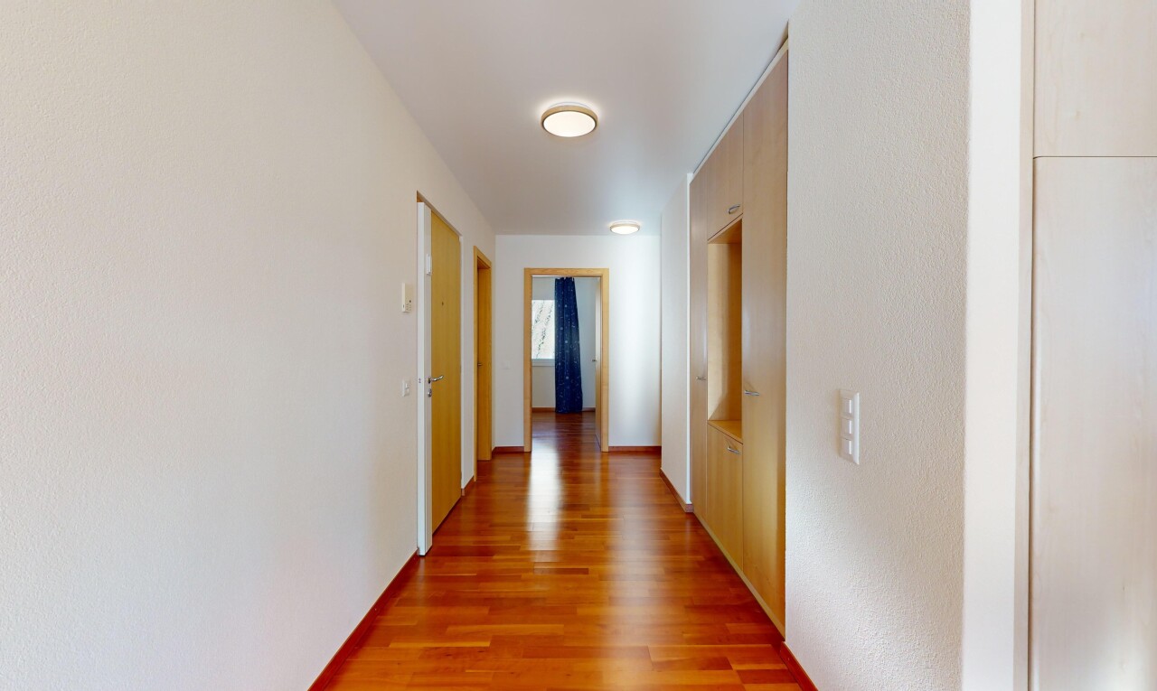 couloir avec plancher de bois