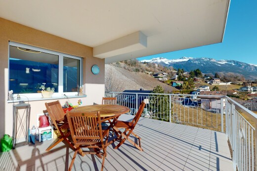 terrasse avec vue sur la montagne et balcon