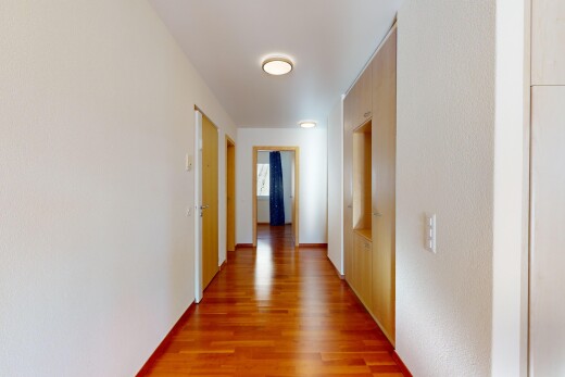 couloir avec plancher de bois