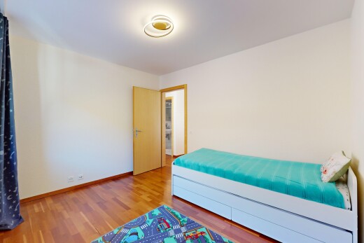 chambre avec plancher de bois