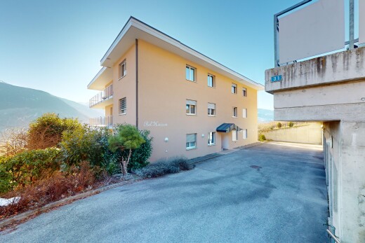 extérieur du bâtiment avec vue sur la montagne