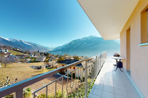 balcon avec balcon, vue sur la montagne, et vue résidentielle