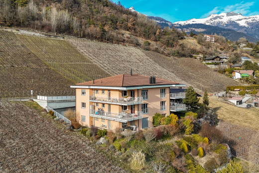 façade avec balcon et vue sur la montagne